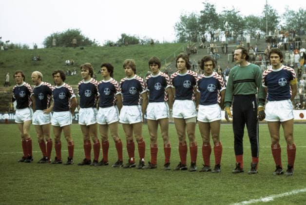 Mannschaftsfoto Uerdingen, v.l.n.r. Riege, Prehn, Wloka, Stieber, Raschid, Brinkmann, Funkel, Franke, Lüttges, Torwart Kroke, Hahn, Fussball, 2. Bundesliga Nord, 1974 1975, ETB Schwarz-Weiss Essen gegen FC Bayer 05 Uerdingen 1:2 Fussball, 2. Bundesliga Nord, 1974 1975, Stadion am Uhlenkrug, ETB Schwarz-Weiss Essen gegen FC Bayer 05 Uerdingen 1:2, Mannschaftsfoto Uerdingen, v.l.n.r. Horst Riege, Lothar Prehn, Hans-Jürgen Wloka, Edmund Stieber, Franz Raschid, Norbert Brinkmann, Friedhelm Funkel, Wolfgang Franke, Wolfgang Lüttges, Torwart Manfred Kroke, Paul Hahn, football, 2. Bundesliga Nord, 1974 1975, Stadium am Uhlenkrug, ETB Schwarz Weiss Essen versus FC Bayer 05 Uerdingen 1:2, team shot Uerdingen, f.l.t.r. Horst Riege, Lothar Prehn, Hans-Jürgen Wloka, Edmund Stieber, Franz Raschid, Norbert Brinkmann, Friedhelm Funkel, Wolfgang Franke, Wolfgang Lüttges, keeper Manfred Kroke, Paul