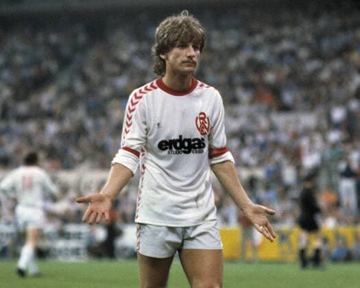Spielszene, Frank Mill (RWE), Fussball, 2. Bundesliga Nord, 2. Bundesliga Süd, 1979 1980, Relegationsspiel zur Bundesliga 1980 1981, Rueckspiel, Rot-Weiss Essen gegen Karlsruher SC 3:1 Fussball, 2. Bundesliga Nord, 2. Bundesliga Süd, 1979 1980, Relegationsspiel zur Bundesliga 1980 1981, Rueckspiel, Georg-Melches-Stadion, Rot-Weiss Essen gegen Karlsruher SC 3:1, Spielszene, Frank Mill (RWE), football, 2. Bundesliga Nord, 2. Bundesliga Süd, 1979 1980, relegation match to Bundesliga 1980 1981, return leg, Georg Melches Stadium, Rot Weiss Essen versus Karlsruher SC 3:1, scene of the match, Frank Mill (RWE)