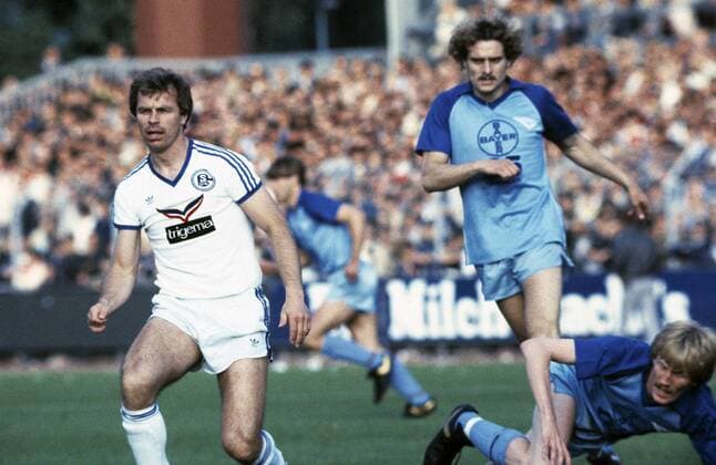 Spielszene, v.l.n.r. Bernard Dietz (S04), Horst Feilzer (Bayer), Peter Loontiens (Bayer), Fussball, 1. und 2. Bundesliga 1982 1983, Relegation zur Bundesliga 1983 1984, Hinspiel, Bayer Uerdingen vs Schalke 04 3:1 Fussball, 1. Bundesliga, 2. Bundesliga, 1982 1983, Relegationsspiel zur Bundesliga 1983 1984, Hinspiel, Grotenburg-Stadion, FC Bayer 05 Uerdingen gegen FC Schalke 04 3:1, Spielszene, v.l.n.r. Bernard Dietz (S04), Horst Feilzer (Bayer), Peter Loontiens (Bayer), football, 1. Bundesliga, 2. Bundesliga, 1982 1983, relegation match to Bundesliga 1983 1984, first leg, Grotenburg Stadium, FC Bayer 05 Uerdingen versus FC Schalke 04 3:1, scene of the match, f.l.t.r. Bernard Dietz (S04), Horst Feilzer (Bayer), Peter Loontiens (Bayer)