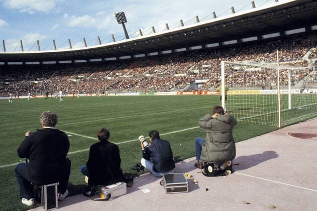 Fußball, Stadiongeschichte Fortuna Düsseldorf Stadionansicht, Zuschauerränge, Sportfotografen am Spielfeldrand, Fussball, Bundesliga, 1983 1984, Fortuna Düsseldorf gegen Hamburger SV 2:3 Fussball, Bundesliga, 1983 1984, Rheinstadion, Fortuna Düsseldorf gegen Hamburger SV 2:3, Stadionansicht, Zuschauerränge, Sportfotografen am Spielfeldrand, football, Bundesliga, 1983 1984, Rhine Stadium, Fortuna Düsseldorf versus Hamburger SV 2:3, stadium view, visitors, photographers at the side of the pitch