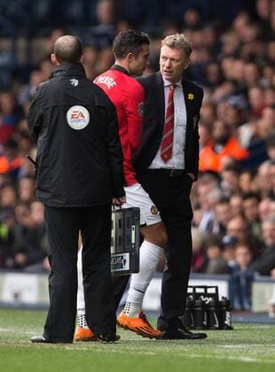 David Moyes, manager of Manchester United talks with a disappointed Robin van Persie following his substitution - Barclays Premier League - West Bromwich Albion vs. Manchester United - The Hawthorns - Birmingham - England - 8th March 2014 - Picture Philip Oldham Sportimage EDITORIAL USE ONLY. No use with unauthorised audio, video, data, fixture lists, club league logos or live services. Online in-match use limited to 120 images, no video emulation. No use in betting, games or single club league player publications.