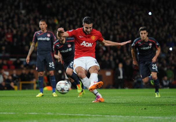 Robin van Persie of Manchester United scores from the spot (1-0) at Old Trafford, Manchester Football - 2013 2014 Champions League - Round of Sixteen, Second Leg: Manchester United (ManU) vs. Olympiakos Piräus