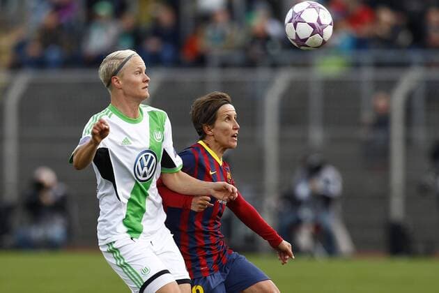 23.03.2014, VfL Stadion am Elsterweg, Wolfsburg, Frauenfussball, Champions-League, Viertelfinale, Hinspiel, VfL Wolfsburg (GER) vs FC Barcelona (ESP), im Bild Nilla Fischer (4, VfL Wolfsburg, li.) im Zweikampf mit Sonia Bermudez (10, FC Barcelona) GER, CL, VfL Wolfsburg (GER) vs FC Barcelona (ESP)