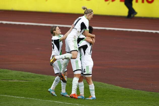 23.03.2014, VfL Stadion am Elsterweg, Wolfsburg, Frauenfussball, Champions-League, Viertelfinale, Hinspiel, VfL Wolfsburg (GER) vs FC Barcelona (ESP), im Bild Martina Mueller (25, VfL Wolfsburg, li.), Alexandra Popp (11, VfL Wolfsburg), die Torschützin Nadine Kessler (13, VfL Wolfsburg, li.) und die Flankengeberin Lina Magull (14, VfL Wolfsburg) jubeln nach dem Tor zum 1:0 für Wolfsburg GER, CL, VfL Wolfsburg (GER) vs FC Barcelona (ESP)
