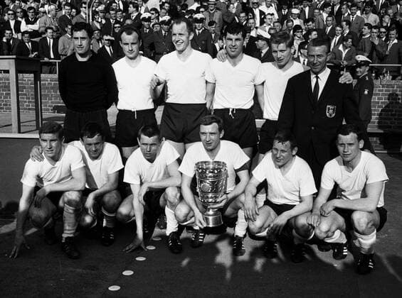 Borussia Dortmund Pokalsieger 1965 oben v.l. Torwart Hans Tilkowski, Wilhelm Sturm, Wolfgang Paul, Lothar Emmerich, Theodor Redder, Trainer Hermann Eppenhoff, vorn: Hermann Straschitz, Reinhold Wosab, Friedhelm -Timo- Konietzka, Alfred -Aki- Schmidt, Dieter Kurrat, Gerhard Cyliax. HM