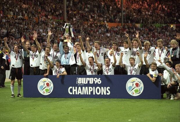Europameisterschaft 1996. Europameister Deutschland nach Finalsieg am 30.6.1996 in Wembley, v.li.: Steffen Freund, Oliver Reck, Stefan Reuter, Stefan Kuntz, Jürgen Kohler, Mehmet Scholl, Andreas Köpke, Dieter Eilts, Andreas Möller, Fredi Bobic, Oliver Bierhoff, Thomas Strunz, Markus Babbel, Christian Ziege, Thomas Helmer, Marco Bode, Jürgen Klinsmann, Thomas Häßler, Rene Schneider, Jens Todt, Oliver Kahn und Matthias Sammer HM