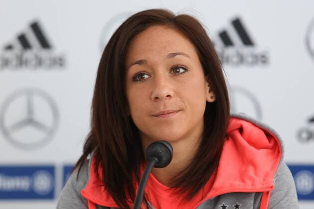 Fussball, Deutsche Frauenfußball-Nationalmannschaft, Pressekonferenz, Nadine Keßler (Nadine Kessler, Deutschland), nachdenklich, hört zu, lauscht, Einzelbild, Porträt, Portrait, xozx