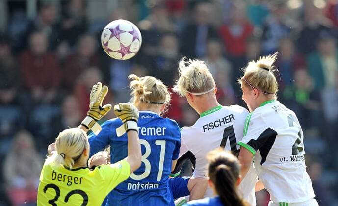 Fussball, Frauen Champions-League, 1. FFC Turbine Potsdam - VfL Wolfsburg, v.li.: Ann-Katrin Berger (1. FFC Turbine Potsdam), Tabea Kemme (1. FFC Turbine Potsdam), Nilla Fischer (VfL Wolfsburg), Luisa Wensing (VfL Wolfsburg), im Dreikampf, Duell, duel, tackle, Aktion, Action, Kopfball, header xmrx