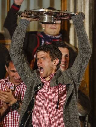 Thomas MUELLER, MÜLLER, FCB 25 Bierdusche Sponsor Paulaner Meisterschale, Schale, Teller, Trophaee, Deutsche Meisterschaft, Meister-schale, FC BAYERN MÜNCHEN - VFB STUTTGART ( 1-0 ) Fussball 1. Bundesliga , München, am 10.05.2014 34.Spieltag, Saison 2013 2014, 1.Liga, 1.Bundesliga, FCB