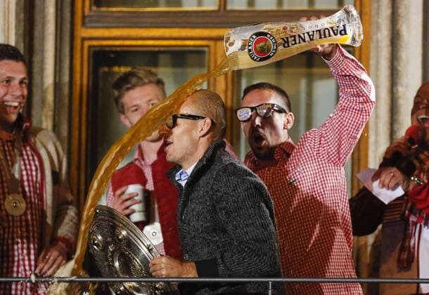 Fußball, FC Bayern München, Deutscher Meister 2014 Arjen ROBBEN, FCB 10 Frank RIBERY, FCB 7 Bierdusche Sponsor Paulaner Meisterschale, Schale, Teller, Trophaee, Deutsche Meisterschaft, Meister-schale, FC BAYERN MÜNCHEN - VFB STUTTGART ( 1-0 ) Fussball 1. Bundesliga , München, am 10.05.2014 34.Spieltag, Saison 2013 2014, 1.Liga, 1.Bundesliga, FCB