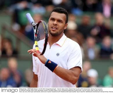 French Open 2014, Roland Garros,Paris,ITF Grand Slam Tennis Tournament, Jo-Wilfried Tsonga (FRA) wirft veraergert seinen Schläger,Ärger,Frust, Einzelbild,Halbkörper,Querformat,