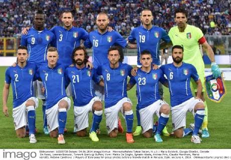 Mannschaftsfoto Totale Italien, hi.v.li.: Mario Balotelli, Giorgio Chiellini, Daniele De Rossi, Lorenzo Bonucci, Torwart Gianluigi Buffon; Vorn: Mattia De Sciglio, Ignazio Abate, Andrea Pirlo, Claudio Marchisio, Marco Verratti, Antonio Candreva Players of Italy pose for group photos before a friendly match in Perugia, Italy, on June 4, 2014. (Xinhua Alberto Lingria) (lm) (SP)ITALY-PERUGIA-SOCCER-FRIENDLY MATCH