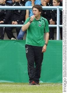 11.06.2014, Beekestadion, Hannover, GER, U19, Endrunde Deutsche Meisterschaft A-Junioren, Halbfinale, Hinspiel, Hannover 96 vs VfL Wolfsburg, im Bild Daniel Stendel (Trainer, Hannover 96) ist nachdenklich Hannover 96 vs VfL Wolfsburg