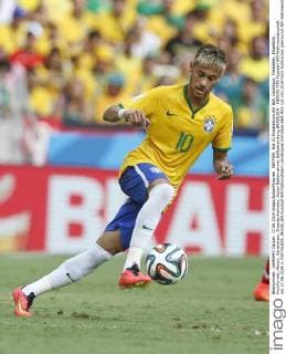 NEYMAR, Bra 10 Einzelaktion mit Ball, Ganzfigur, Freisteller, Einzelbild, Hochformat, Aktion, Ganzkörper, Einzelaufnahmen, Action Ballannahme, Ballbehandlung BRASILIEN - MEXIKO FIFA Fussball WM Weltmeisterschaft am 17.06.2014 in FORTALEZA, BRASILIEN