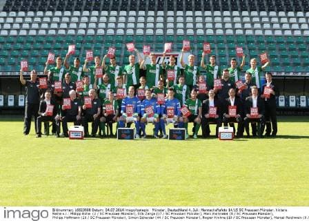 Münster, Deutschland 4. Juli: Mannschaftsfoto 14 15 SC Preussen Münster. hintere Reihe v.l.: Philipp Röhe (2 SC Preussen Münster), Erik Zenga (17 SC Preussen Münster), Marc Heitmeier (8 SC Preussen Münster), Philipp Hoffmann (20 SC Preussen Münster), Simon Scherder (44 SC Preussen Münster), Rogier Krohne (19 SC Preussen Münster), Marcel Reichwein (9 SC Preussen Münster), Marco Pischorn (24 SC Preussen Münster), Dominik Schmidt (16 SC Preussen Münster), Julian Riedel (14 SC Preussen Münster), Kevin Schöneberg Schoeneberg (6 SC Preussen Münster) mittlere Reihe v.l.: Trainer Ralf Loose (SC Preussen Münster), Co-Trainer Babacar N Diaye (SC Preussen Münster), Torwarttrainer Alexander Ogrinc (SC Preussen Münster), Jens Truckenbrod (21 SC Preussen Münster), Michael Holt (26 SC Preussen Münster), Marcus Piossek (7 SC Preussen Münster