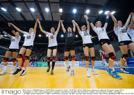 06.07.2014, Kleine EWE Arena, Oldenburg Volleyball, European League 2014, Deutschland vs. Polen Jubel Lisa Izquierdo ( 24 GER), Anja Brandt ( 22 GER), Berit Kauffeldt ( 8 GER), Lisa Thomsen ( 15 GER), Lena Stigrot ( 10 GER), Jana Franziska Poll ( 7 GER), Lena Möllers Moellers ( 16 GER) nach dem Sieg