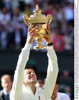 Wimbledon Championships 2014, AELTC,London, ITF Grand Slam Tennis Tournament, Herren Endspiel,Finale, Siegerehrung,Praesentation,ein weinender Sieger Novak Djokovic (SRB) haelt den Pokal hoch,Halbkoerper,Hochformat,