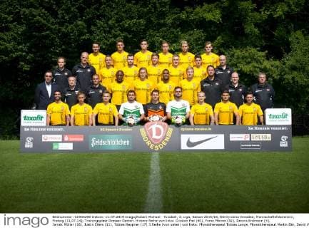 Fussball, 3. Liga, Saison 2014 15, SG Dynamo Dresden, Mannschaftsfototermin, Freitag (11.07.14), Trainingsplatz Grosser Garten. Hintere Reihe von links: Cristian Fiel (40), Franz Pfanne (32), Dennis Erdmann (4), Jannik Müller (18), Justin Eilers (11), Tobias Heppner (17) 3.Reihe (von unten) von links: Physiotherapeut Tobias Lange, Physiotherapeut Martin Bär, David Vrzogic (23), Tobias Müller (38), Robert Koch (25), Tommy Klotke (36), Tom Hagemann (37), Physiotherapeut Arndt Pröhl 2. Reihe (von unten) von links: Geschäftsführer Ralf Minge, Cheftrainer Stefan Böger, Co-Trainer Marco Gebhardt, Alban Sabah (14), Michael Hefele (5), Sylvano Comvalius (9), Marco Hartmann (6), Torwarttrainer Thomas Köhler, Athletiktrainer Marcel Miserius, Zeugwart Maik Hebenstreit 1. Reihe (unten) von links: Nils Teixeira (8), Paul Milde (31), Luca Dürholtz (10), Benjamin Kirsten (13), Marek Große (33), RM001