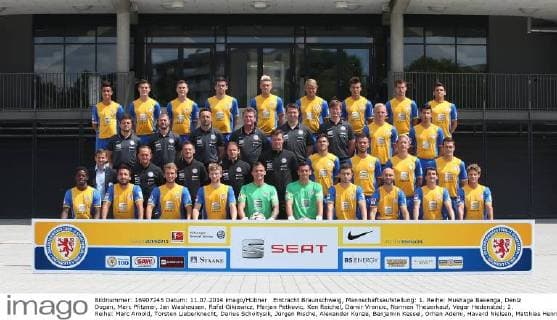 Eintracht Braunschweig, Mannschaftsaufstellung: 1. Reihe: Mushaga Bakenga, Deniz Dogan, Marc Pfitzner, Jan Washausen, Rafal Gikiewicz, Marjan Petkovic, Ken Reichel, Damir Vrancic, Norman Theuerkauf, Vegar Hedenstad; 2. Reihe: Marc Arnold, Torsten Lieberknecht, Darius Scholtysik, Jürgen Rische, Alexander Kunze, Benjamin Kessel, Orhan Ademi, Havard Nielsen, Matthias Henn; 3. Reihe: Dr. Frank Maier, Patrick Bick, Goce Janevski, Christian Skolik, Jens Hesse, Holm Stelzer, Saulo Decarli, Marcel Correia; 4. Reihe: Salim Khelifi, Raffael Korte, Gianluca Korte, Dennis Kruppke, Bjoern Kluft, Jan Hochscheidt, Mohammad Baghdadi, Hendrick Zuck, Mirko Boland