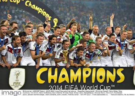 Siegerfoto Deutschland - Shkodran Mustafi, Mario Götze, Mats Hummels, Toni Kroos, Kevin Großkreutz, Sami Khedira, Miroslav Klose, Philipp Lahm, Manuel Neuer, Thomas Müller, Erik Durm, Ron-Robert Zieler, Bastian Schweinsteiger, Andre Schürrle, Julian Draxler, Matthias Ginter - FIFA WM 2014 - Finale Deutschland vs. - Maracana Stadion, Rio de Janeiro - 13 07 2014 xOSVALDOxAGUILARx