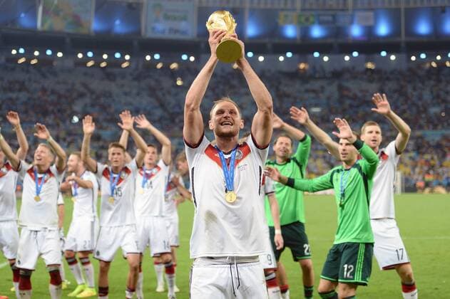 Benedikt HÖWEDES (GER) mit Pokal,hinter ihm jubeln seine Mitspieler, Siegerehrung,Trophy,Cup,Jubel,Freude,Begeisterung,Aktion, Deutschland (GER) - Argentinien (ARG) 1-0 n.V Finale,Final,Spiel 64, am 13.07.2014 in Rio de Janeiro. Fussball Weltmeisterschaft 2014