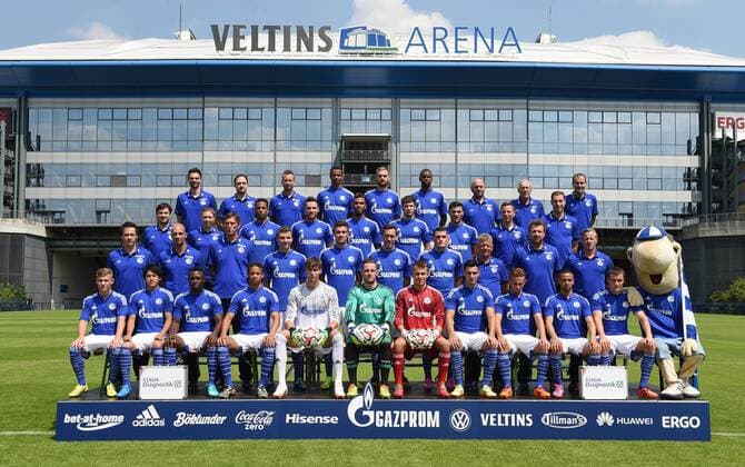 17.07.2014, Fussball, Saison 2014-2015, 1. Bundesliga, Offizieller Mannschafts und Portrait Termin des FC Schalke 04 in Gelsenkirchen, , Hintere Reihe (von links): Physiotherapeut Tim Hielscher, Physiotherapeut Stuart Rickards, Physiotherapeut Holger Remmers, Joel Matip, Jan Kirchhoff, Felipe Santana, Zeugwart Lars Laser, Zeugwart Wolfgang Thielmann, Zeugwart Enrico Heil Dritte Reihe: (von links), Teammanager Jan-Pieter Martens, Sportpsychologin Theresa Holst, Dennis Aogo, Marco Höger, Eric Maxim Choupo-Moting, Leon Goretzka, Sead Kolasinac, Leiter Physiotherapie Thomas Kühn, Video-Analyst Tobias Hellwig Zweite Reihe: (von links), Fitness- und Athletik-Trainer Henrik Kuchno, Fitness- und Athletik-Trainer Ruwen Faller, Torwart-Trainer Holger Gehrke, Marcel Sobottka, Roman Neustädter, Christian Fuchs, Kyriakos Papadopoulos, Co-Trainer Peter Hermann, Co-Trainer Sven Hübscher, Chef-Tr