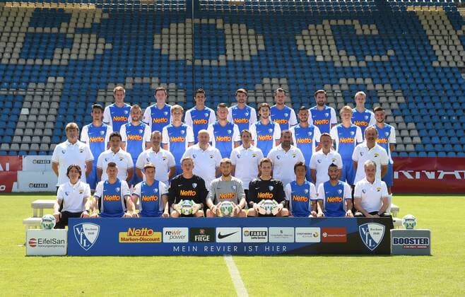 19.07.2014, Fussball, Saison 2014-2015, 2. Bundesliga, Offizieller Mannschaftsfoto und Portrait Termin des VfL Bochum, , Obere Reihe v.li.: Simon Terodde, Michael Gregoritsch, Anthony Losilla, Jan Simunek, Patrick Fabian, Heiko Butscher, Lukas Klostermann (VfL Bochum). 2. Reihe von Oben v.li.: Onur Bulut, Stanislav Sestak, Florian Jungwirth, Timo Perthel, Adnan Zahirovic, Danny Latza, Henrik Gulden, Marco Terrazzino (VfL Bochum). 3. Reihe von Oben v.li: Physiotherapeut Jürgen Dolls (Jürgen Dolls, VfL Bochum), Vereinsarzt Dr. Karl-Heinz Bauer, Zeugwart Andreas Pahl, Zeugwart Benedikt Dresselhaus, Fitness - und Rehatrainer Stefan Bieniossek (Stefan Bienioßek), Torwarttrainer Peter Greiber, Co-Trainer Frank Heinemann, Trainer Peter Neururer (VfL Bochum). Untere Reihe v.li.: Physiotherapeut Sascha Zivanovic, Piotr Cwielong, Stefano Celozzi, Torwart Felix Dornebusch, Torwart Andreas