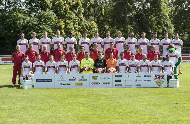 Fussball 1. Bundesliga 2014 2015 24.07.2014 Fototermin beim VfB Stuttgart Mannschaftsbild VfB Stuttgart: Martin Harnik, Daniel Schwaab, Georg Niedermeier, Raphael Holzhauser, Antonio Ruediger, Karim Haggui, Daniel Ginczek, Christian Gentner, Adam Hlousek, Vedad Ibisevic, William Kvist, Robin Yalcin, Florian Klein, Sercan Sararer (hinten V.li.) Trainer Armin Veh, Co Trainer Reiner Geyer, Co Trainer Armin Reutershahn, Torwarttrainer Andreas Menger, Co Trainer Guenter Kern, Konditionstrainer Christos Papadopoulos, Physiotherapeut Gerhard Woern, Physiotherapeut Manuel Roth, Physiotherapeut Matthias Hahn, Zeugwart Micheal Meusch, Betreuer Ralph Herkommer, Makottchen Fritze (Mitte v.li.) Marco Rojas, Moritz Leitner, Alexandra Maxim, Gotoku Sakai, Timo Werner, Torwart Thorsten Kirschbaum, Torwart Sven Ulreich, Torwart Odisseas Vlachodimos, Daniel Didavi, Mohammed Abdellaoue, Konstantin Rausch, Tim Leibold, Carlos Gruezo (vorn v.li.)