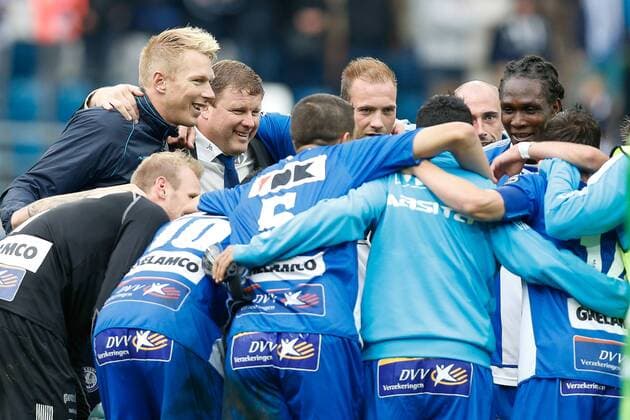 20140817 - GENT, BELGIUM: Gent s head coach Hein Vanhaezebrouck (C L) and Gent s players celebrate after winning the Jupiler Pro League match between KAA Gent and Zulte Waregem, in Gent, Sunday 17 August 2014, on day 4 of the Belgian soccer championship. BRUNOxFAHY 04280383