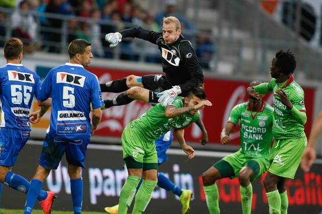 20140817 - GENT, BELGIUM: Gent s goalkeeper Matz Sels and Essevee s Raphael Caceres fight for the ball during the Jupiler Pro League match between KAA Gent and Zulte Waregem, in Gent, Sunday 17 August 2014, on day 4 of the Belgian soccer championship. BRUNOxFAHY Aufmacher kurios 20206692