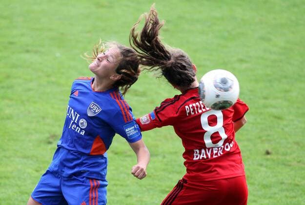GER, 1.Bundesliga, Frauen, FF USV Jena vs Bayer 04 Leverkusen 07.09.14, Jena, Ernst-Abbe-Sportfeld, GER, Allianz Frauen Bundesliga 1.Bundesliga, Frauen, Saison 2014 2015, 02.Spieltag, FF USV Jena vs Bayer 04 Leverkusen im Bild Julia Arnold (Jena) gegen Ramona Petzelberger (Leverkusen)