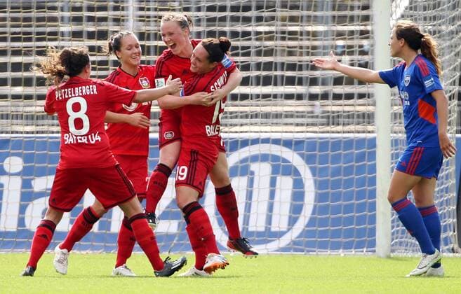 GER, 1.Bundesliga, Frauen, FF USV Jena vs Bayer 04 Leverkusen 07.09.14, Jena, Ernst-Abbe-Sportfeld, GER, Allianz Frauen Bundesliga 1.Bundesliga, Frauen, Saison 2014 2015, 02.Spieltag, FF USV Jena vs Bayer 04 Leverkusen im Bild Torjubel Leverkusen nach dem Tor zum 0:1 durch Marina Hegering