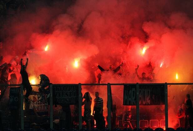 Fussball, UEFA Champions League, Herren, Saison 2014 2015, Gruppe G, 2. Spieltag, VELTINS Arena Gelsenkirchen: NK Maribor; Fans von Maribor brennen bengalische Feuer ab. Fan, Fans, Begeisterung, Bengalos.