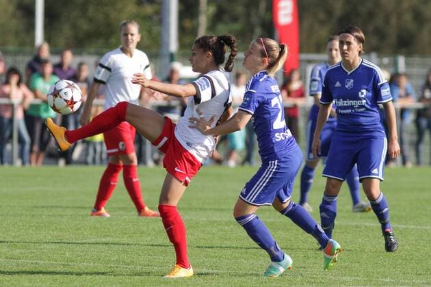 v.li.: Manjou Sabrina Wilde (SC Freiburg), Isabelle Meyer (SC Sand), Zweikampf, Duell, duel, tackle, Dynamik, Action, Aktion, Fussball, Allianz Frauen-Bundesliga, SC Sand - SC Freiburg, xozx