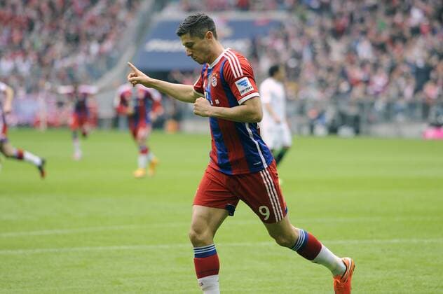 Robert LEWANDOWSKI (Bayern München),Torjubel nach Tor zum 1-0,Jubel,Freude,Begeisterung,,Aktion,Einzelbild,angeschnittenes Einzelmotiv,Halbfigur,halbe Figur. FC Bayern München-Hannover 96 4-0. Fussball,Liga 1,1. Bundesliga,Spieltag07, 7.Spieltag am 04.10.2014.A L L I A N Z A R E N A.