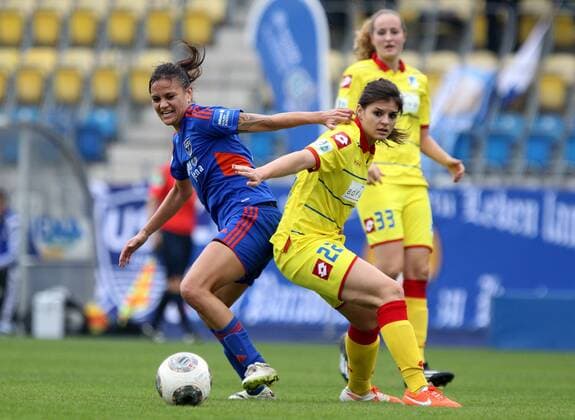 GER, 1.Bundesliga, Frauen, FF USV Jena vs TSG 1899 Hoffenheim 11.10.14, Jena, Ernst-Abbe-Sportfeld, GER, Allianz Frauen Bundesliga 1.Bundesliga, Frauen, Saison 2014 2015, 07.Spieltag, FF USV Jena vs TSG 1899 Hoffenheim im Bild Amber Hearn (Jena) gegen Katharina Kiel (Hoffenheim)