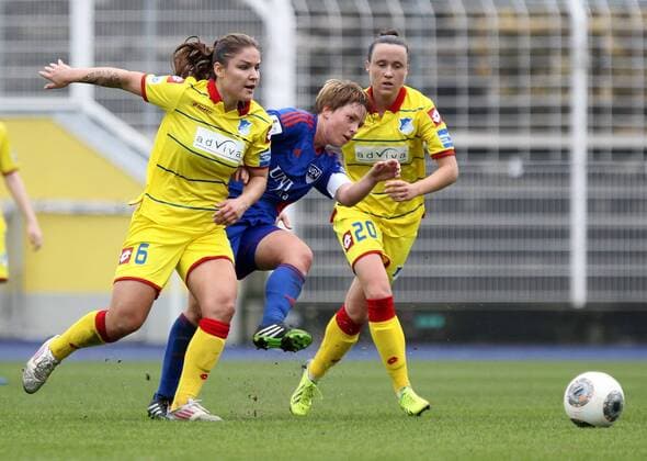 GER, 1.Bundesliga, Frauen, FF USV Jena vs TSG 1899 Hoffenheim 11.10.14, Jena, Ernst-Abbe-Sportfeld, GER, Allianz Frauen Bundesliga 1.Bundesliga, Frauen, Saison 2014 2015, 07.Spieltag, FF USV Jena vs TSG 1899 Hoffenheim im Bild Susann Utes (Jena) gegen Silvana Chojnowski und Theresa Betz (Hoffenheim)