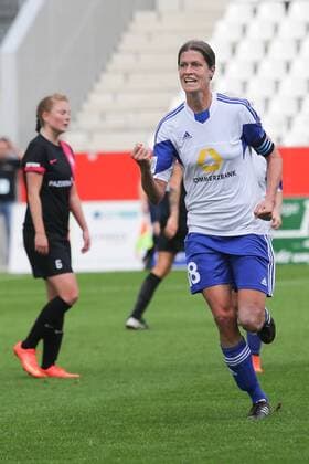 Torjubel Kerstin Garefrekes (1. FFC Frankfurt), Torschützin zum 0:2, Jubel, Torjubel, Torerfolg, celebrate the goal, goal, celebration, Jubel über das Tor, optimistisch, Action, Aktion, Fussball, Allianz Frauen-Bundesliga, SGS Essen - 1. FFC Frankfurt, xozx
