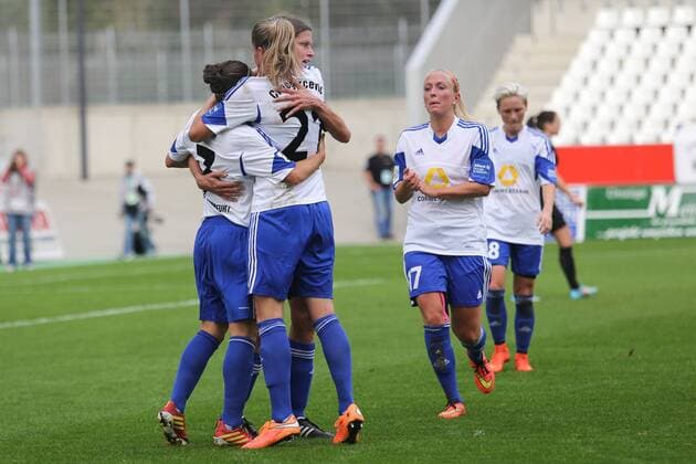 v.li.: Veronica Boquete Giadans (1. FFC Frankfurt) und Ana-Maria Crnogorcevic (1. FFC Frankfurt) umarmen die Torschützin Kerstin Garefrekes (1. FFC Frankfurt), Jubel, Torjubel, Torerfolg, celebrate the goal, goal, celebration, Jubel über das Tor, optimistisch, Action, Aktion, Fussball, Allianz Frauen-Bundesliga, SGS Essen - 1. FFC Frankfurt, xozx