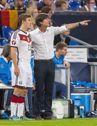 DFB Bundestrainer Joachim Jogi LOEW, LÖW,gestikuliert und gibt Anweisungen, Aktion, Einzelbild, Gestik, Geste, Handbewegung, zeigen, deuten an MAX KRUSE, DFB 23 DEUTSCHLAND - IRLAND (1 -1 ) Qualifikation Europameisterschaft, Euro 2016, Deutsche Fussball Nationalmannschaft, DFB am 14.10.2014 in Gelsenkirchen.
