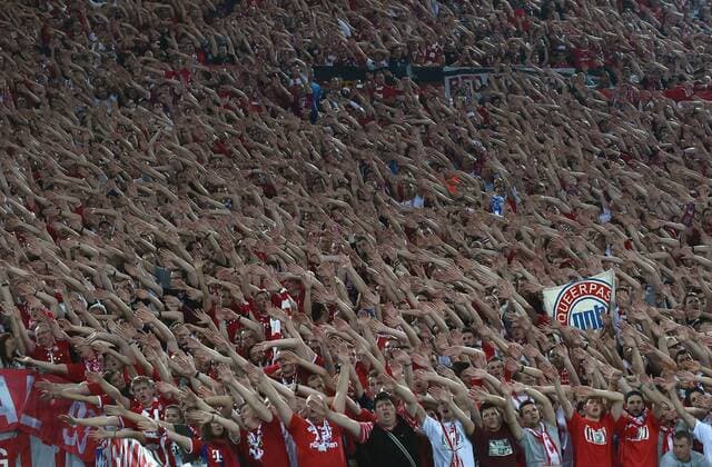 FUSSBALL CHAMPIONS LEAGUE SAISON 2014 2015 Vorrunde FC Bayern München 21.10.2014 FC Bayern Fans feiern im Gaestefanblock im Olympiastadion von Rom