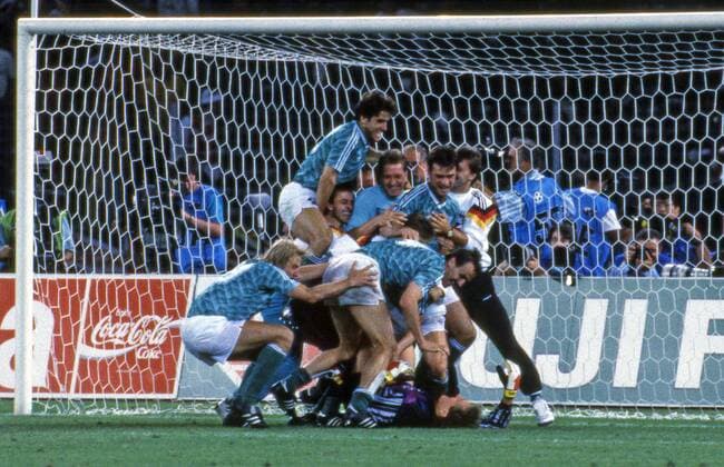 FIFA WM 1990 04.07.1990, Fussball, FIFA WM 1990 in Italien, Halbfinale, DFB Deutschland - England (5:4 n.E.): v.l. Jürgen Klinsmann, Karl-Heinz Riedle, Pierre Littbarski, Andreas Köpke, Thomas Berthold, Jürgen Kohler, Bodo Illgner (alle Deutschland).