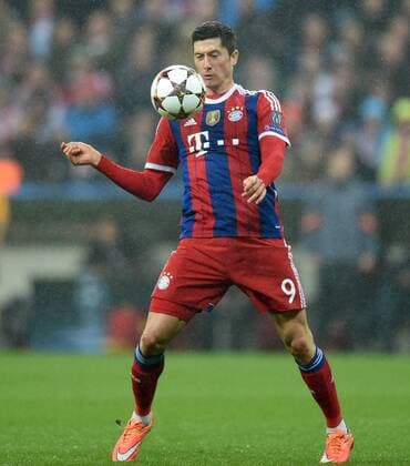 FUSSBALL CHAMPIONS LEAGUE SAISON 2014 2015 Vorrunde FC Bayern Muenchen - AS Rom 05.11.2014 Robert Lewandowski (FC Bayern Muenchen) am Ball