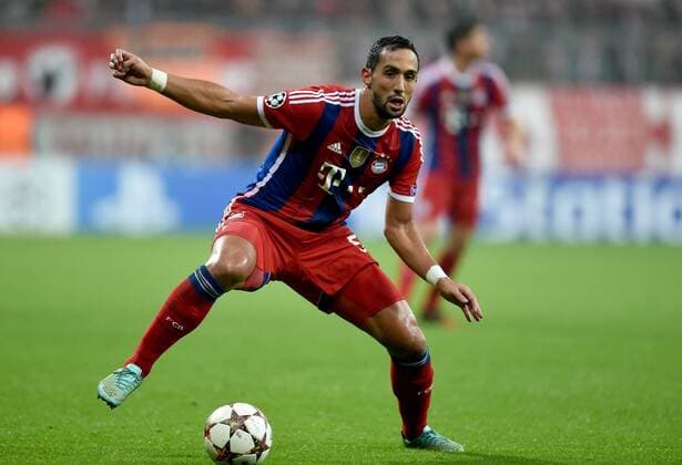 FUSSBALL CHAMPIONS LEAGUE SAISON 2014 2015 Vorrunde FC Bayern Muenchen - AS Rom 05.11.2014 Mehdi Benatia (FC Bayern Muenchen) am Ball
