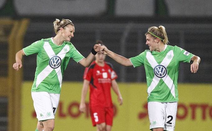 12.11.2014, Volkswagen Arena, Wolfsburg, Frauenfussball, Champions-League, Achtelfinale, Rückspiel, VfL Wolfsburg (GER) vs SV Neulengbach (A), im Bild Torschützin Alexandra Popp (11, VfL Wolfsburg, li.) und Luisa Wensing (2, VfL Wolfsburg) klatschen ab VfL Wolfsburg vs SV Neulengbach