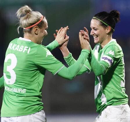 12.11.2014, Volkswagen Arena, Wolfsburg, Frauenfussball, Champions-League, Achtelfinale, Rückspiel, VfL Wolfsburg (GER) vs SV Neulengbach (A), im Bild Zsanett Jakabfi (3, VfL Wolfsburg, li.) und die Torschützin Selina Wagner (10, VfL Wolfsburg) jubeln nach dem Tor zum 5:0 für Wolfsburg VfL Wolfsburg vs SV Neulengbach
