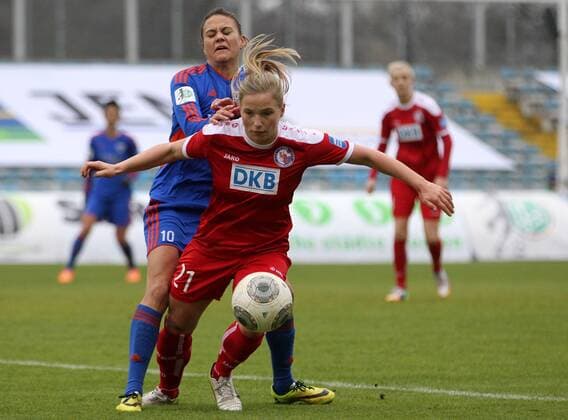 GER, 1.Bundesliga, Frauen, FF USV Jena vs Turbine Potsdam 30.11.14, Jena, Ernst-Abbe-Sportfeld, GER, Allianz Frauen Bundesliga 1.Bundesliga, Frauen, Saison 2014 2015, 11.Spieltag, FF USV Jena vs 1.FFC Turbine Potsdam im Bild Amber Hearn (Jena) gegen Tabea Kemme (Potsdam)