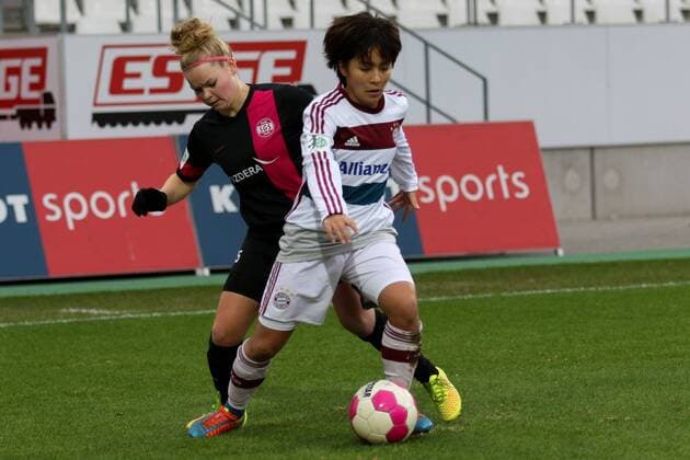 v.li.: Janina Meißner (Janina Meissner, SGS Essen), Mana Iwabuchi (Bayern München), Zweikampf, Duell, duel, tackle, Dynamik, Action, Aktion, Fussball, Allianz Frauen-Bundesliga, SGS Essen - FC Bayern München, xozx