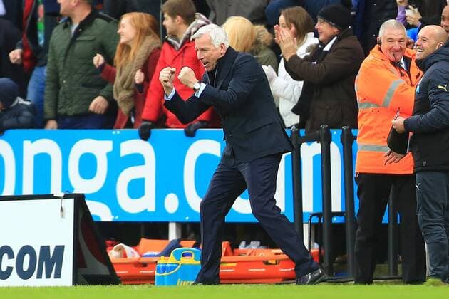 Aktuell Fußball, England, Premier League, Newcastle United - FC Chelsea Alan Pardew, manager of Newcastle United celebrates his sides second goal - Newcastle United vs. Chelsea - Barclay s Premier League - St James Park - Newcastle- 06 12 2014 Pic Philip Oldham Sportimage EDITORIAL USE ONLY. No use with unauthorised audio, video, data, fixture lists, club league logos or live services. Online in-match use limited to 120 images, no video emulation. No use in betting, games or single club league player publications.