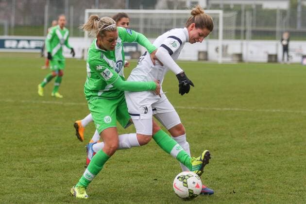 v.li.: Lena Goeßling (Lena Goessling, VfL Wolfsburg), Daria Streng (SC Freiburg), Zweikampf, Duell, duel, tackle, Dynamik, Action, Aktion, Fussball, Allianz Frauen-Bundesliga, SC Freiburg - VfL Wolfsburg, xozx